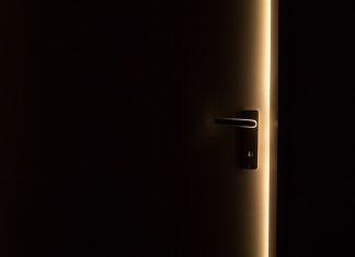 Jak wymienić złamaną klamkę w drzwiach?